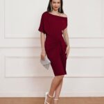 VESTIDO DE COCTEL DE UN HOMBRO CON CINTURON COLOR VINO