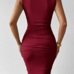VESTIDO CORTO DE VERANO CON MALLA FRUNCIDA COLOR VINO
