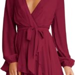 VESTIDO CORTO COLOR VINO CON CUELLO EN V Y CINTURA CON VOLADOS