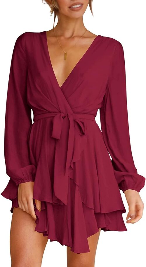 VESTIDO CORTO COLOR VINO CON CUELLO EN V Y CINTURA CON VOLADOS