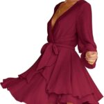 VESTIDO CORTO CON CUELLO COLOR VINO EN V Y CINTURA CON VOLADOS