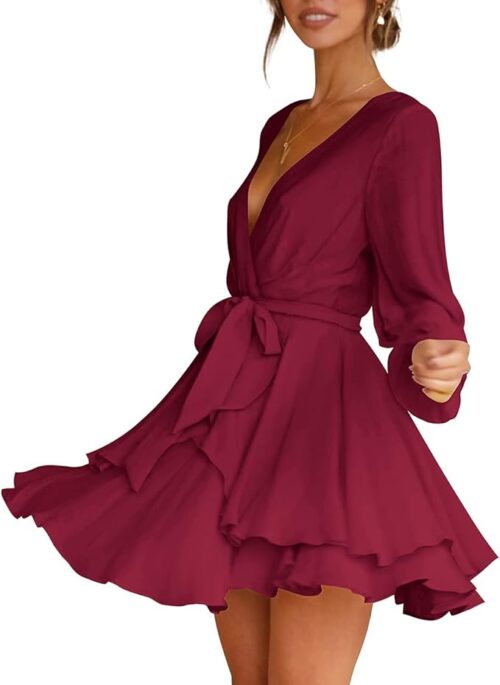 VESTIDO CORTO CON CUELLO COLOR VINO EN V Y CINTURA CON VOLADOS