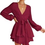 VESTIDO CORTO CON CUELLO EN V Y CINTURA CON VOLADOS
