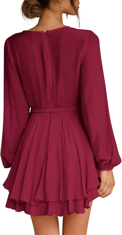 VESTIDO CORTO CON CUELLO EN V Y CINTURA CON VOLADOS COLOR VINO